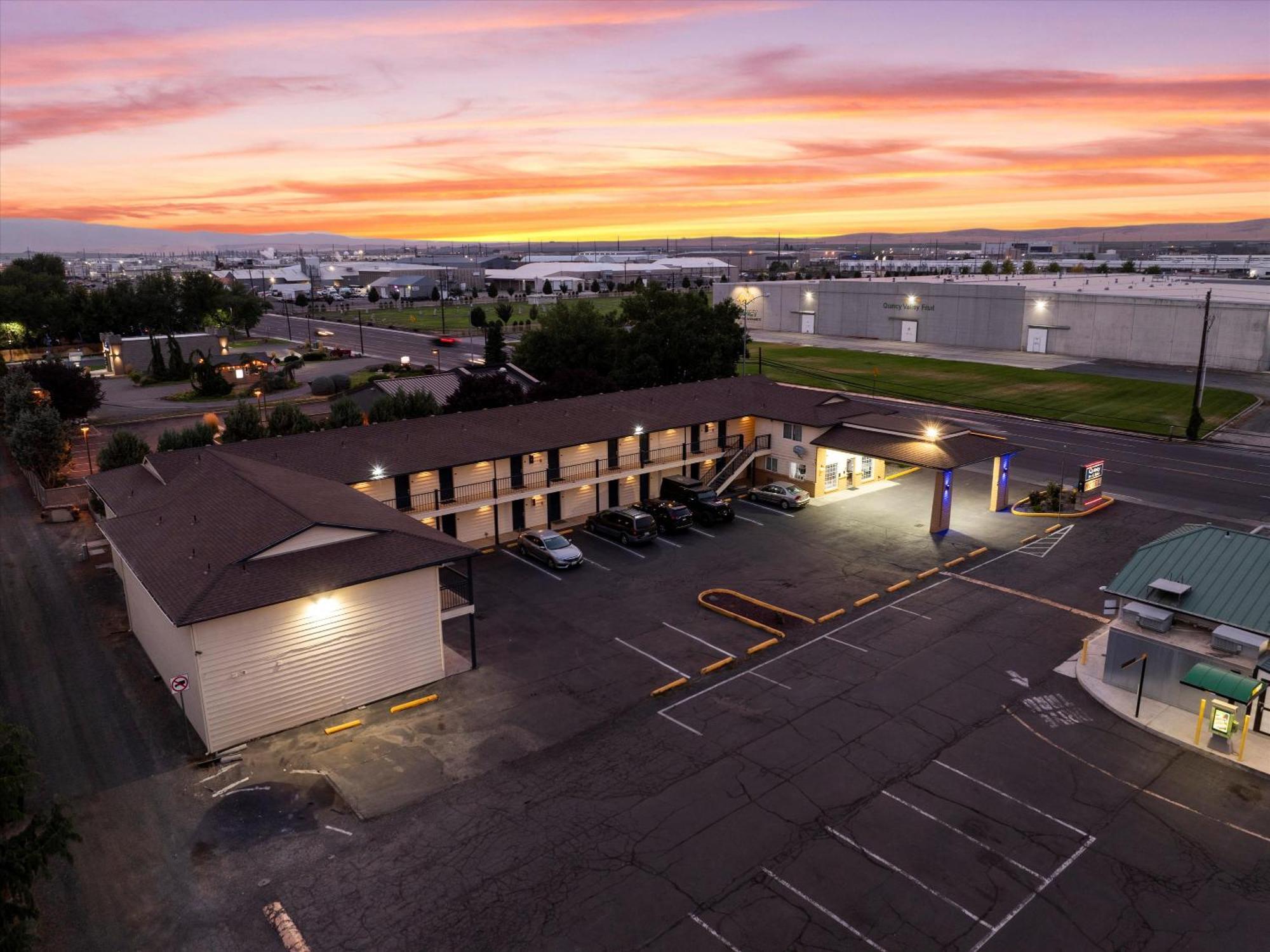 Quincy Inn And Suites Экстерьер фото