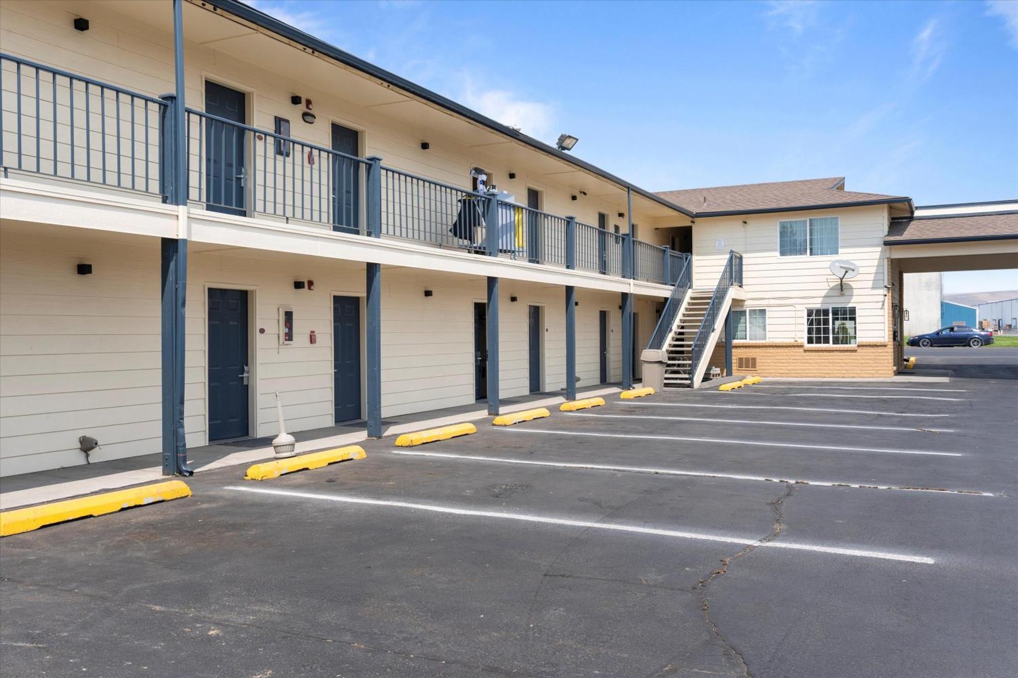 Quincy Inn And Suites Экстерьер фото