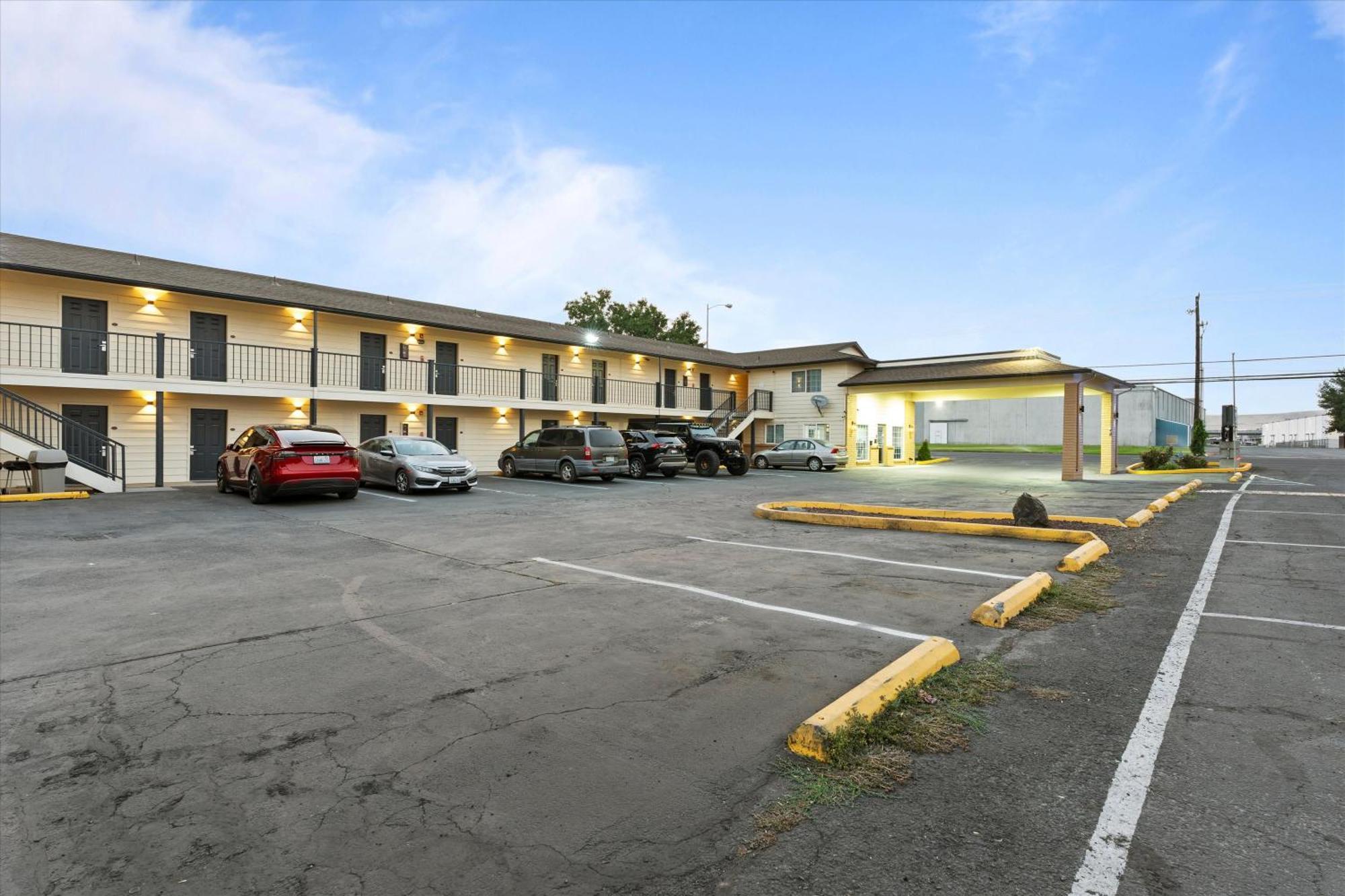 Quincy Inn And Suites Экстерьер фото