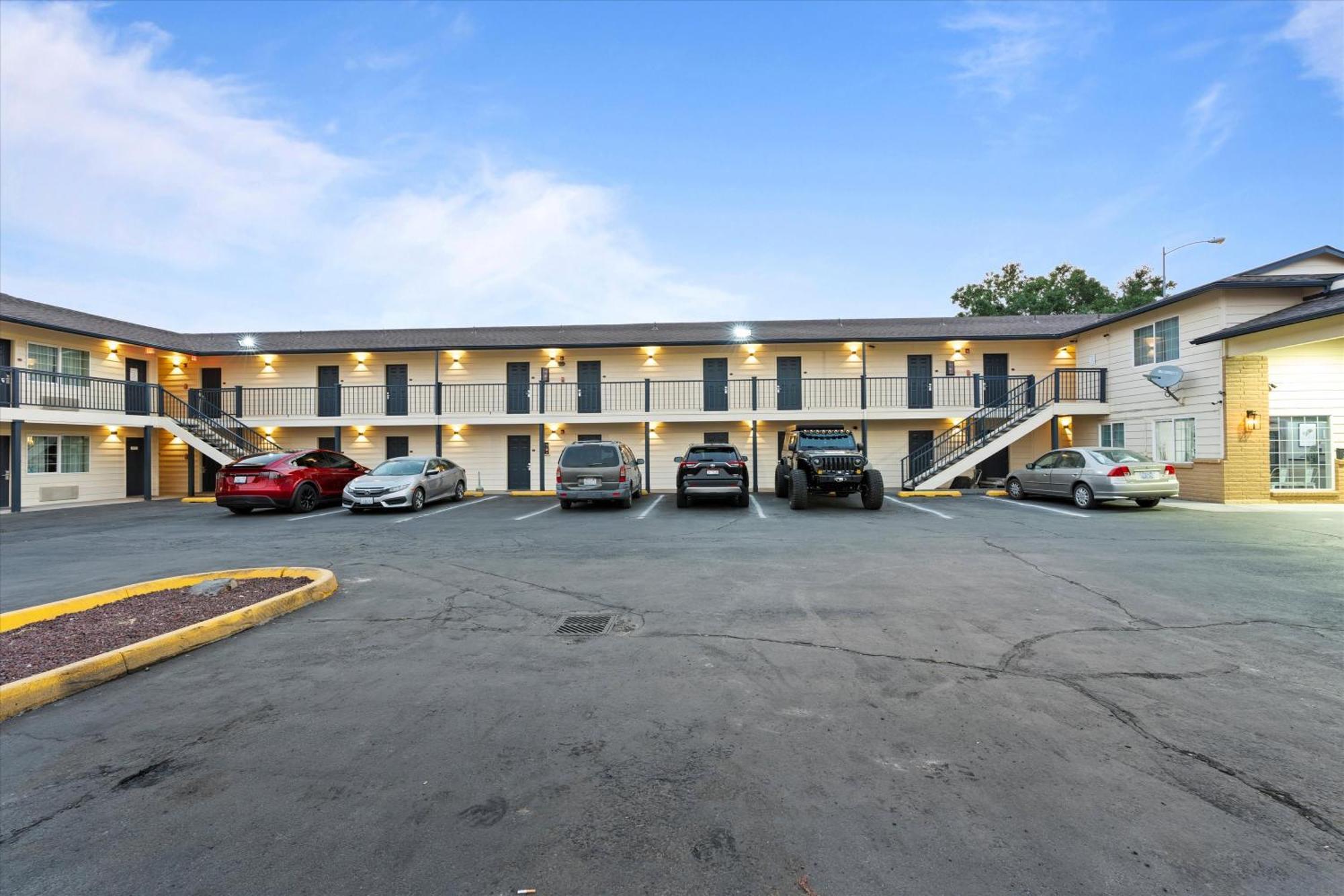 Quincy Inn And Suites Экстерьер фото