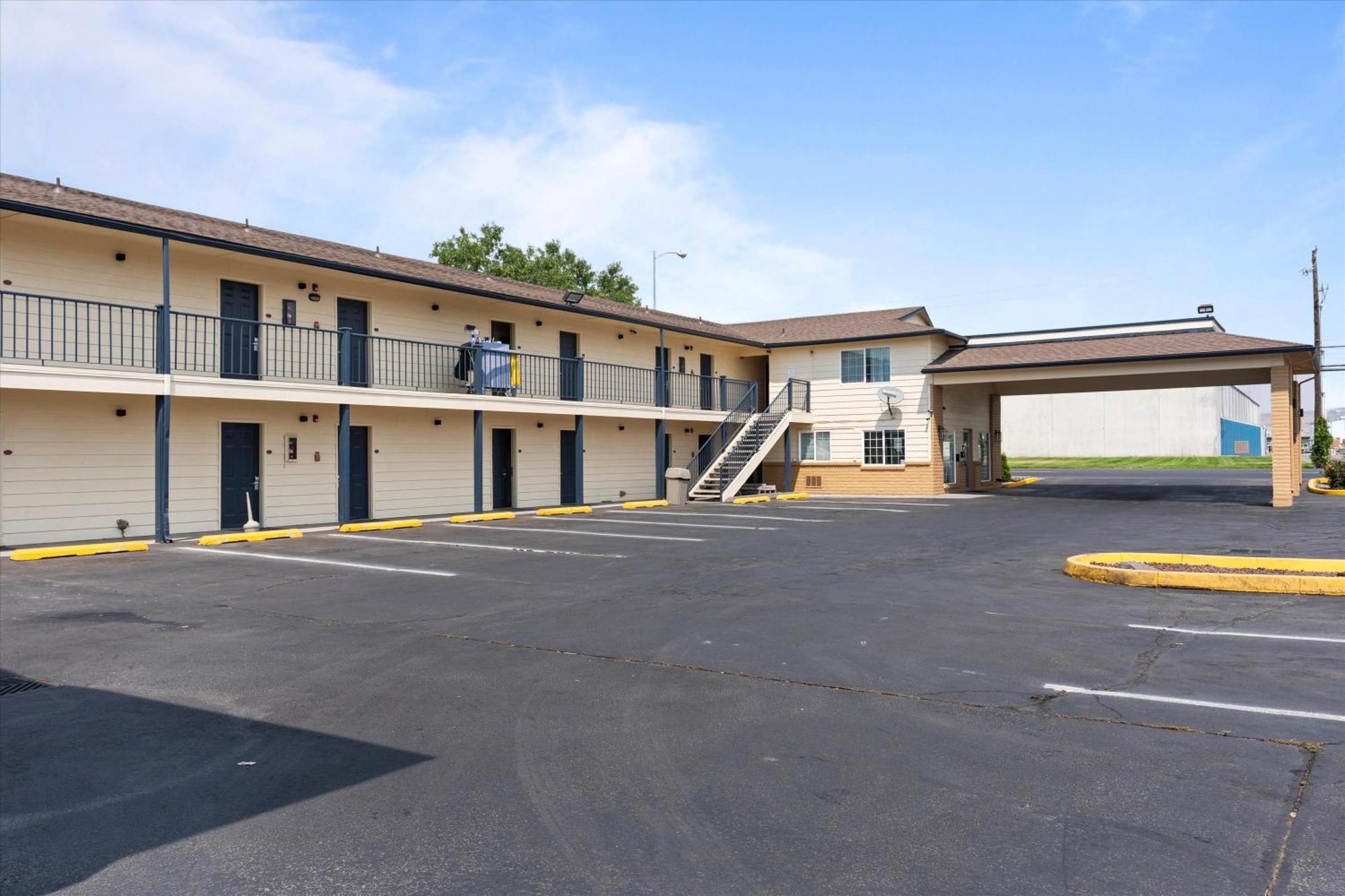 Quincy Inn And Suites Экстерьер фото